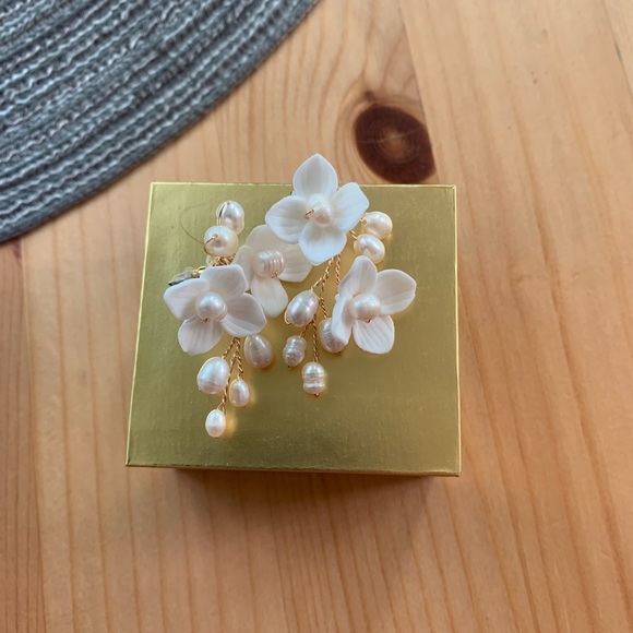 ON HOLD nwt Bridal / summer flower earrings - Picture 4 of 4